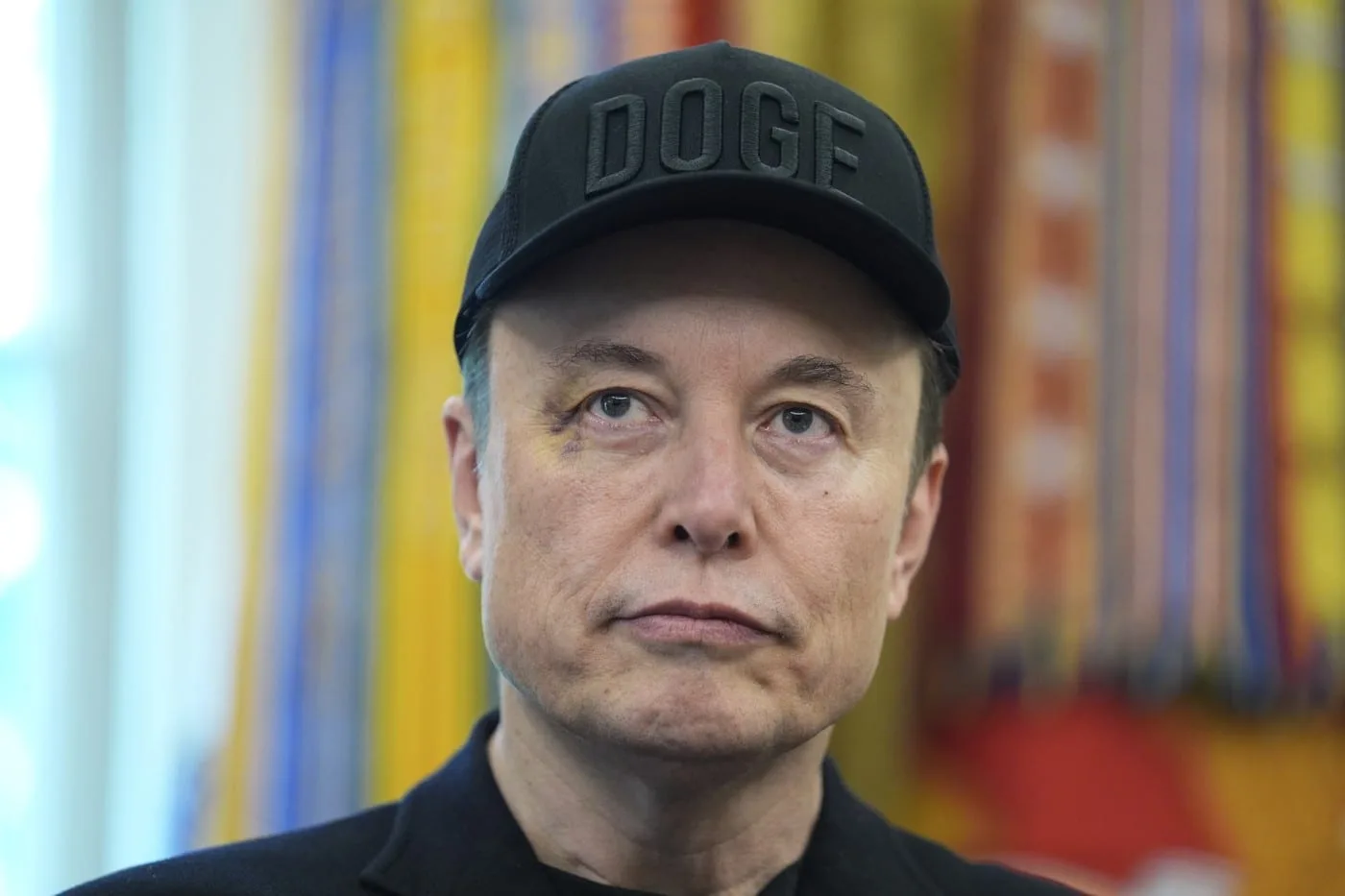 Elon Musk acționează în instanță Apple și OpenAI, aducând acuzații serioase.