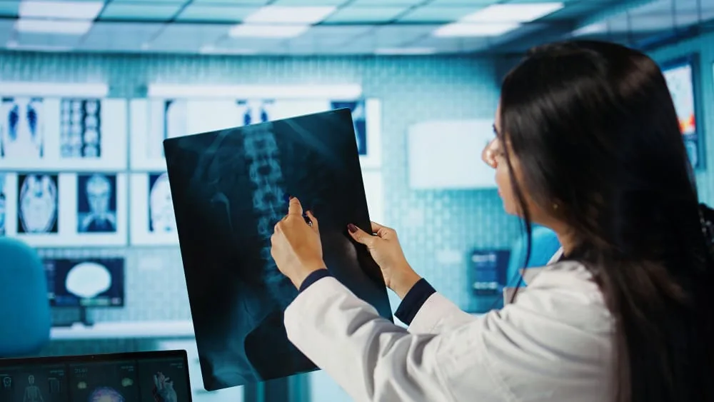 Inovație medicală: Chinezii au creat un adeziv capabil să vindece fracturile în doar 2 minute!
