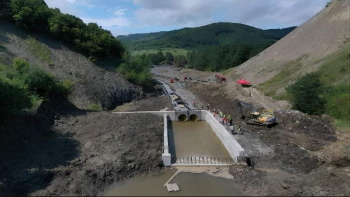 Barajul de apărare de la Praid a cedat din cauza precipitațiilor recente, inundând din nou zona Salinei.