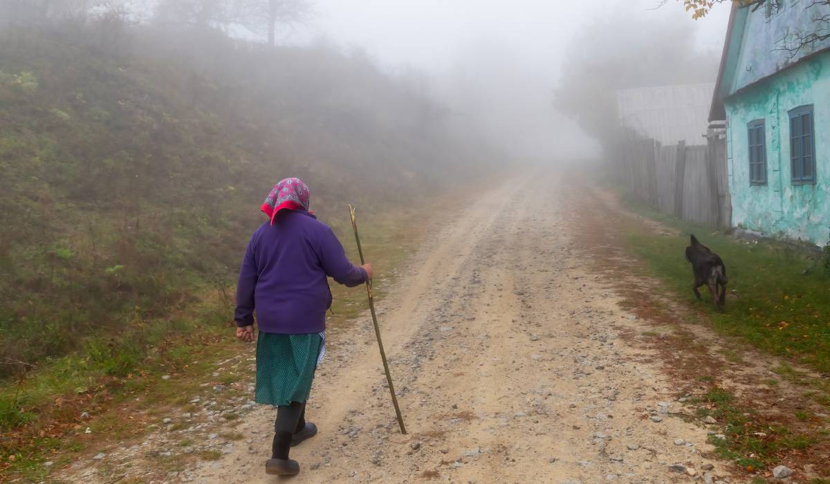 O femeie de 82 de ani, implicată într-o rețea de trafic de droguri, descoperită cu 50 de grame de cocaină în locuință.