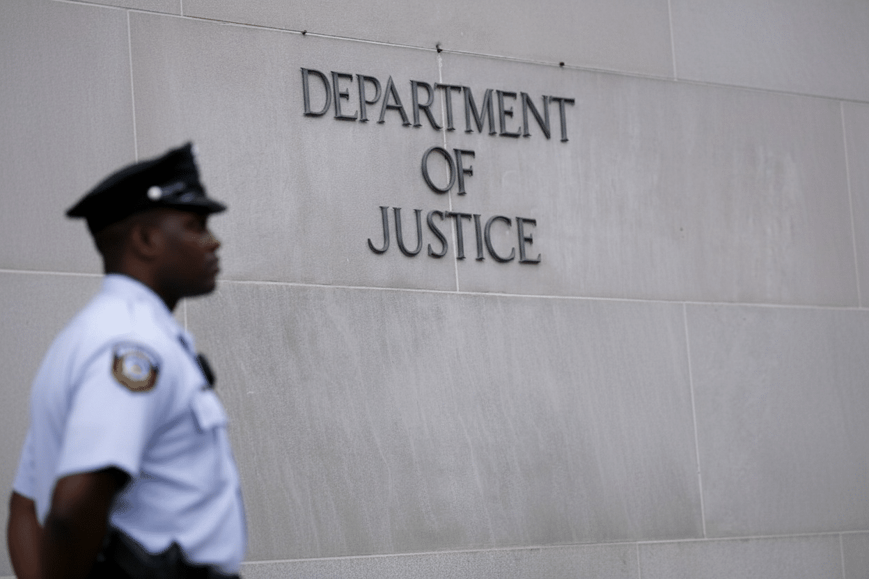 Tânăr britanic, implicat în mai mult de 120 de atacuri cibernetice pe teritoriul american