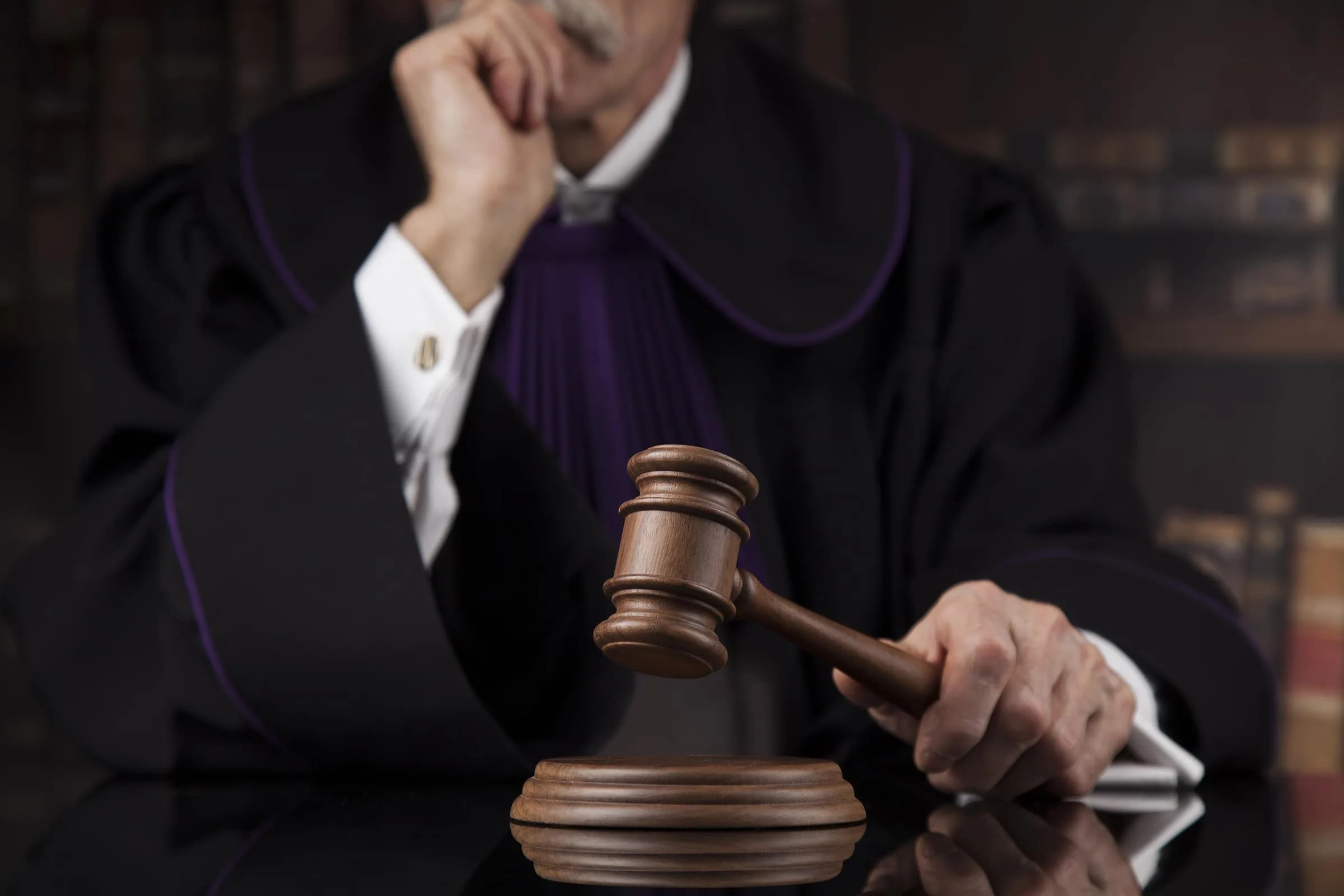 Bătrână de 75 de ani, acuzată de omorul vecinei de 92 de ani, în fața instanței: contradicții între magistrați necesită un complet specializat.