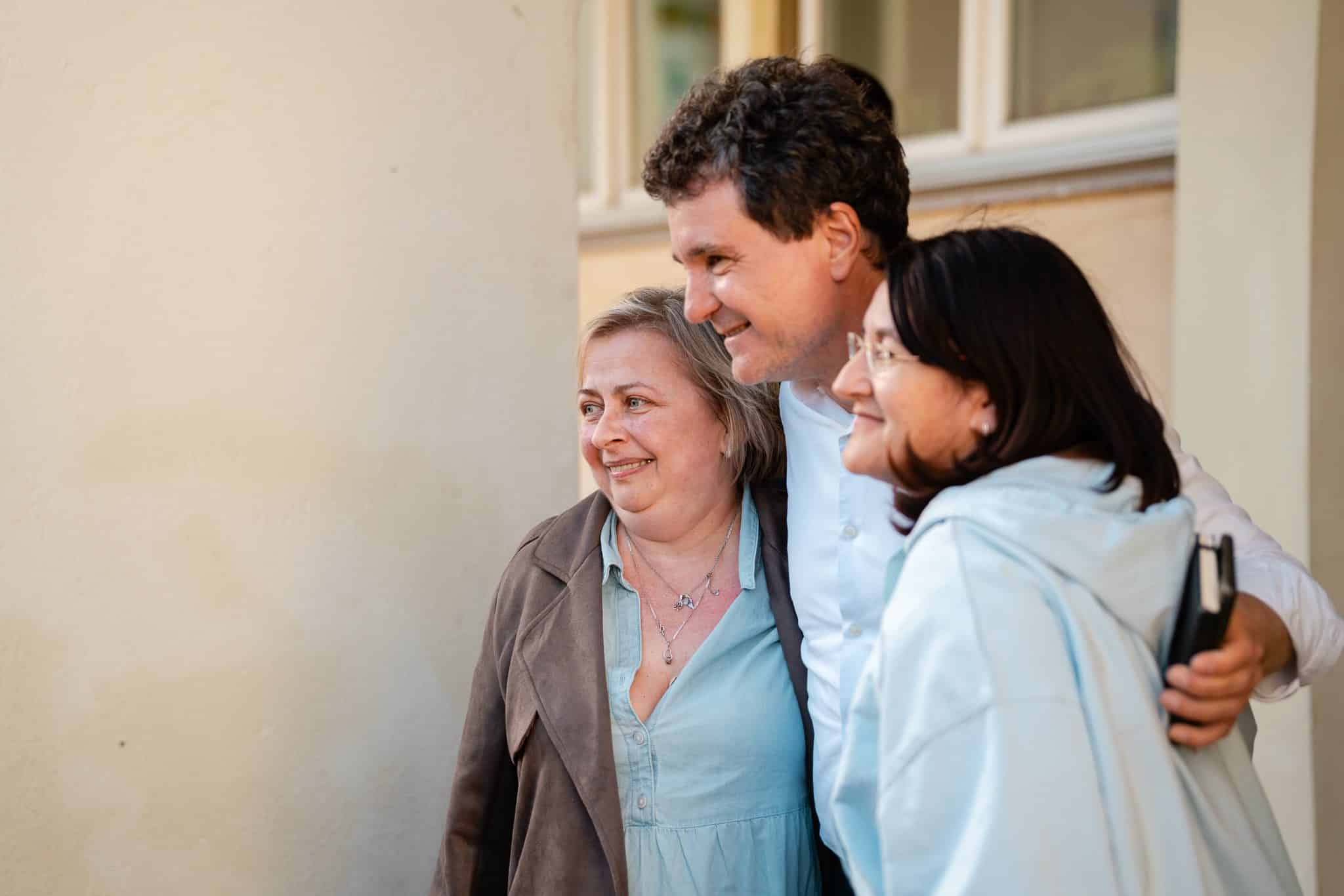 Nicușor Dan, președintele Bucureștiului, se bucură de o întâlnire relaxată cu liderii UDMR în Secuime, la o terasă dedicată comunității locale.