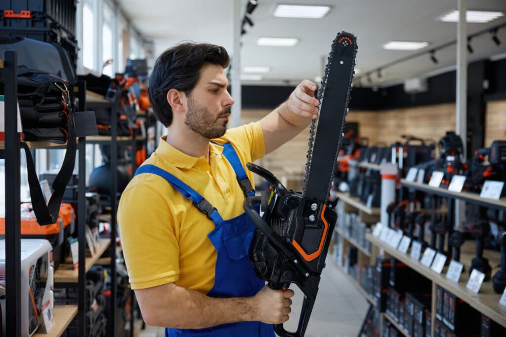 Alegeri între drujba pe benzină și cea electrică: ce variantă preferi în 2025?