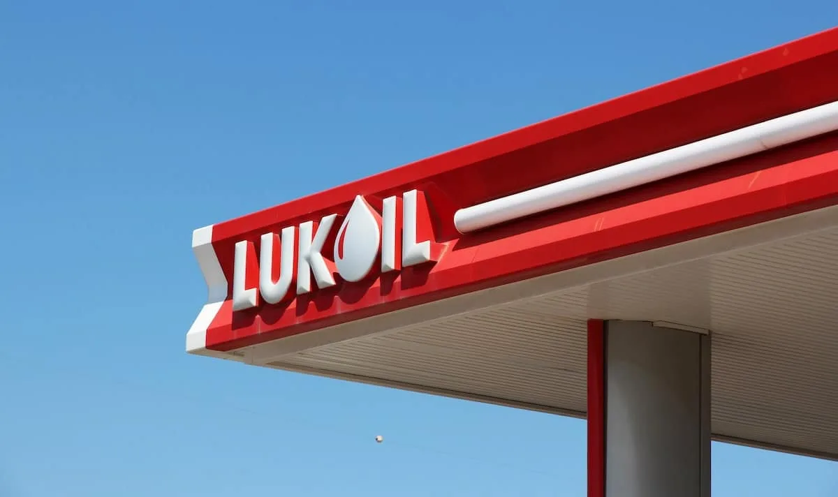 Lukoil își cedă participațiile internaționale. Impactul sancțiunilor americane asupra afacerilor sale