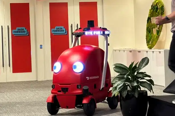 Revoluție în livrările acasă! Roboții vor putea aduce comenzile direct la ușă