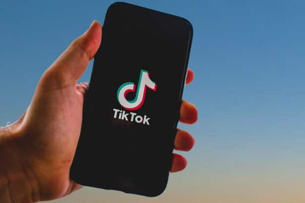 Algoritmul TikTok expune tinerii la materiale necorespunzătoare, conform unei analize recente.