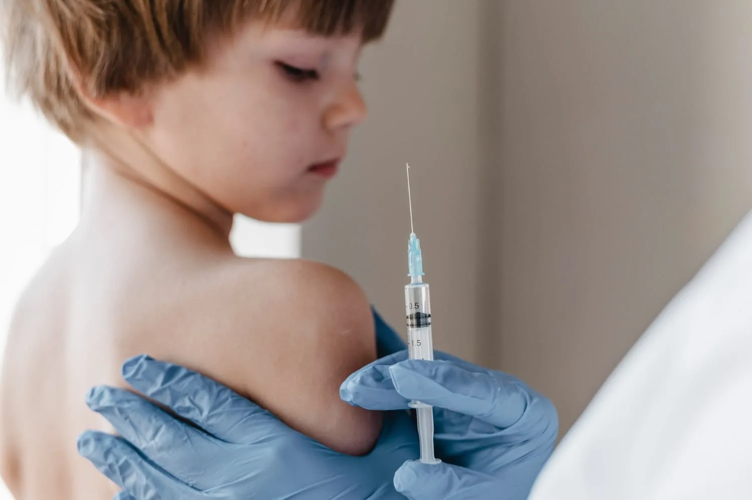 FDA afirmă că vaccinurile anti-COVID au fost asociate cu decesul a cel puțin 10 copii