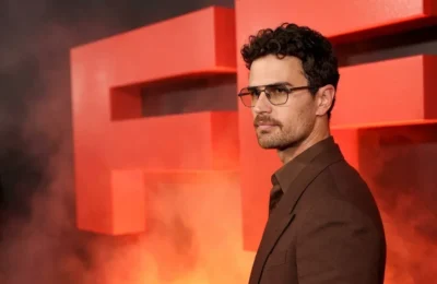 Theo James a pozat aproape gol. Reactiile fanelor au devenit virale pe internet