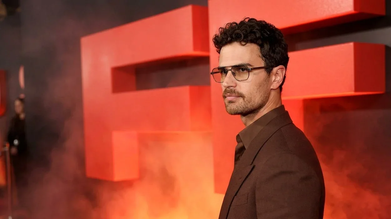 Theo James a pozat aproape gol. Reactiile fanelor au devenit virale pe internet
