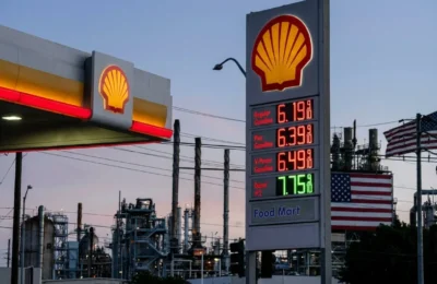 Profit uriaș de 6.9 miliarde pentru Shell. De ce plătesc șoferii români mai mult la pompă