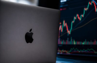 Apple a revenit pe primul loc la bursă cu o capitalizare de 4,9 trilioane de dolari