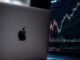 Apple a revenit pe primul loc la bursă cu o capitalizare de 4,9 trilioane de dolari