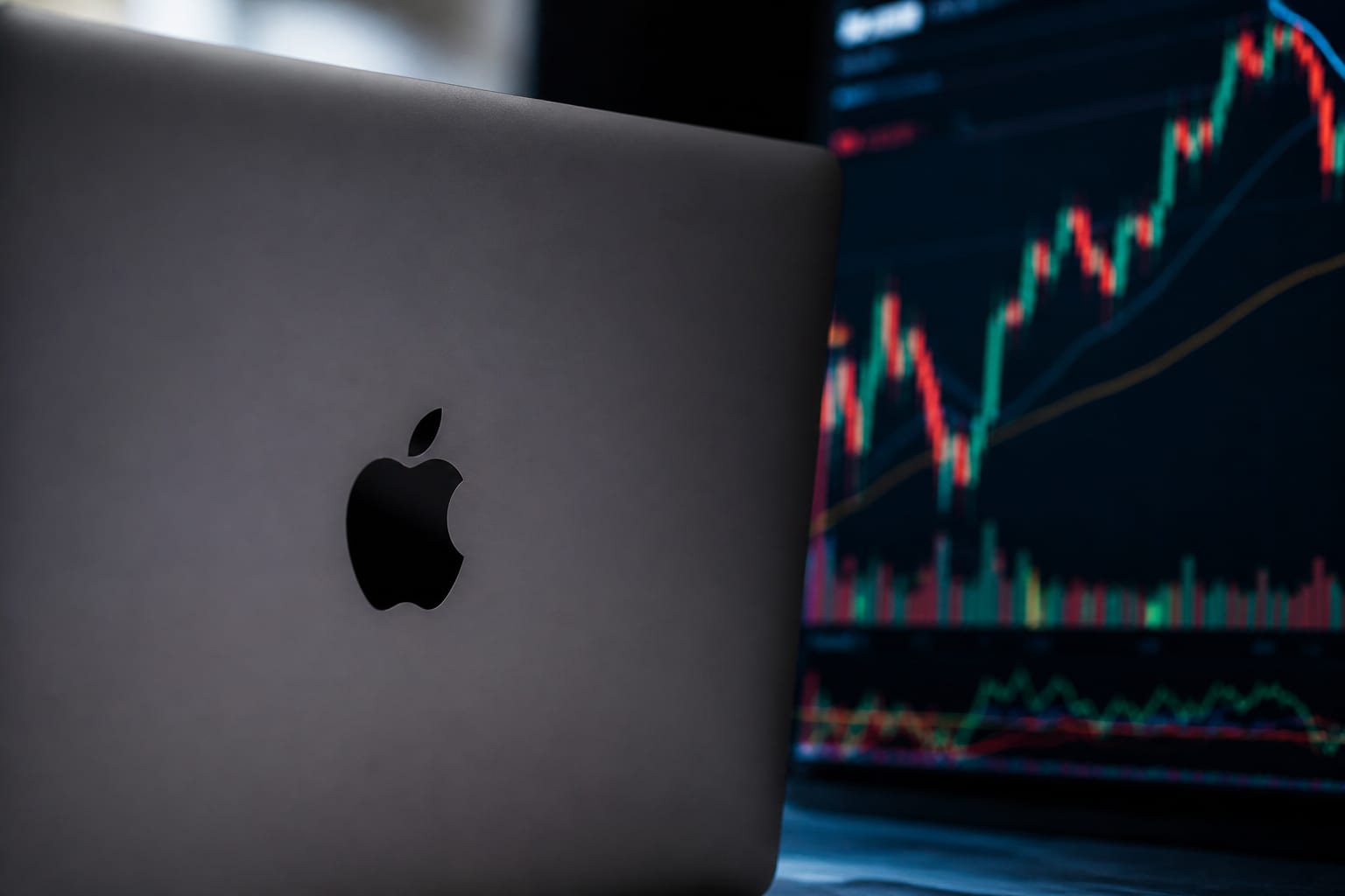 Apple a revenit pe primul loc la bursă cu o capitalizare de 4,9 trilioane de dolari