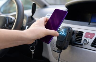 Încărcarea telefonului în mașină folosește 5-15 wați și nu schimbă vizibil consumul de carburant