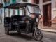 Tricicletele electrice chinezești preiau transportul din Cuba în plină criză energetică