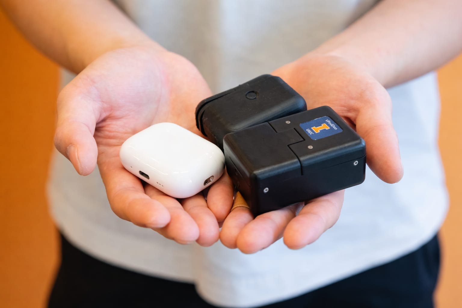 VPodDuo este un dispozitiv cât o cutie de AirPods pentru teste acasă la biomarkeri de cancer, HIV și Zika