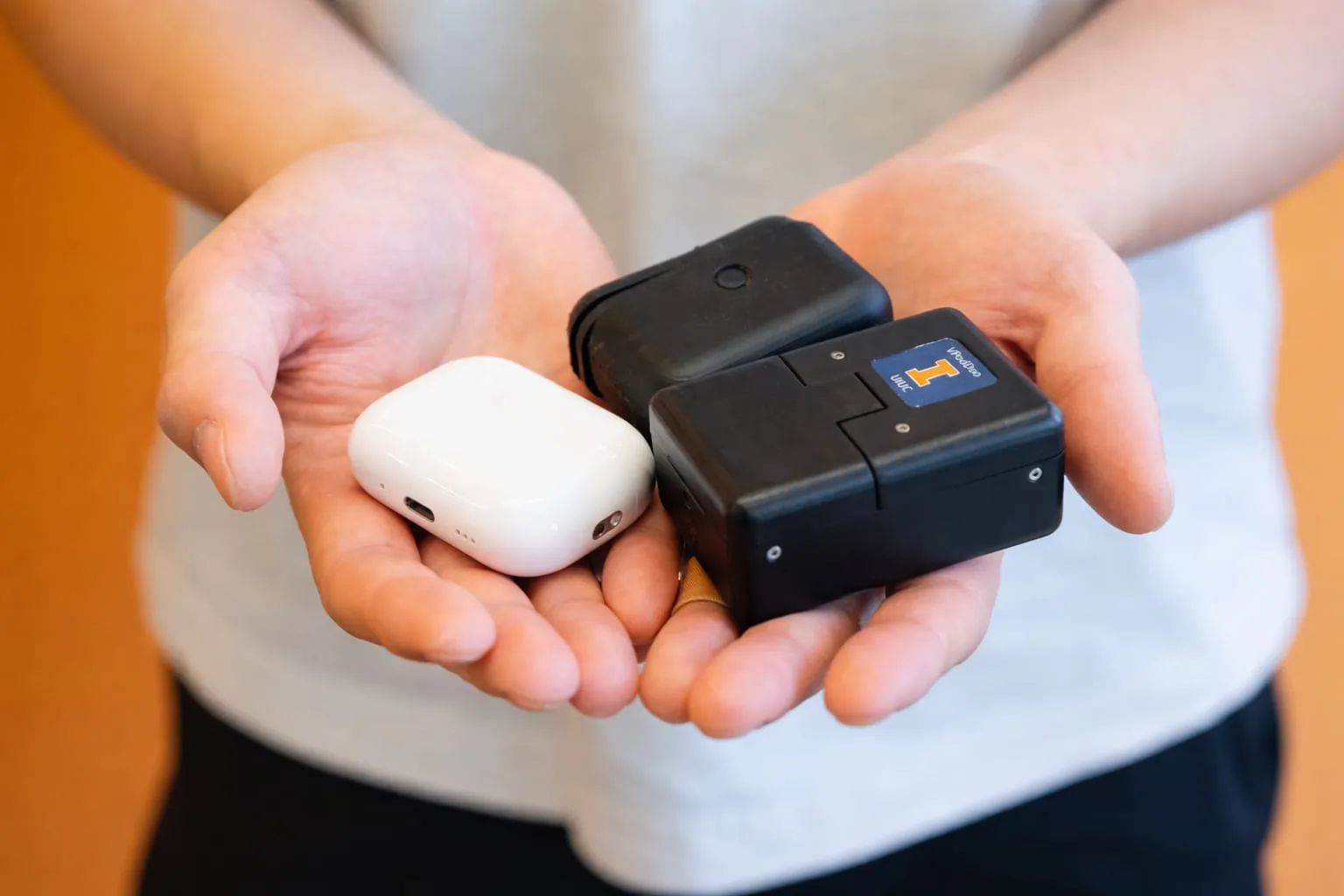 VPodDuo este un dispozitiv cât o cutie de AirPods pentru teste acasă la biomarkeri de cancer, HIV și Zika