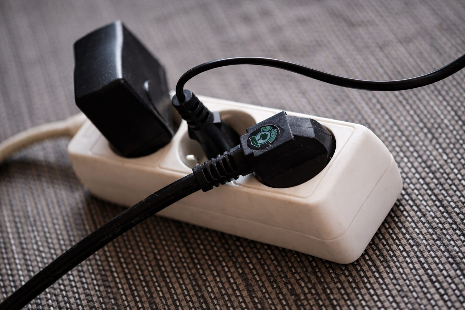 De ce nu este o idee bună să scoți din priză routerul sau televizorul OLED