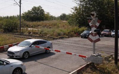 Mașini blocate pe calea ferată la Petricani după ce șoferii au ignorat semnalul roșu