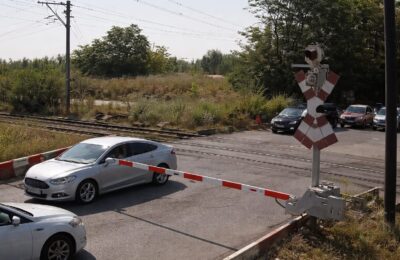 Mașini blocate pe calea ferată la Petricani după ce șoferii au ignorat semnalul roșu