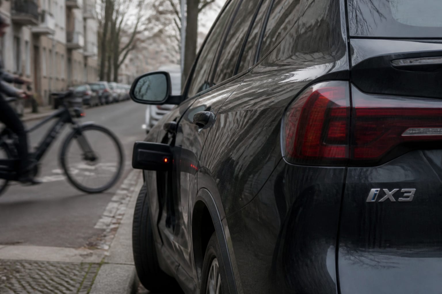 Noile mașini BMW vor bloca temporar ușile pentru a proteja bicicliștii