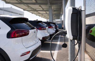 Numărul mașinilor electrice din România a depășit 73000 în iulie 2026