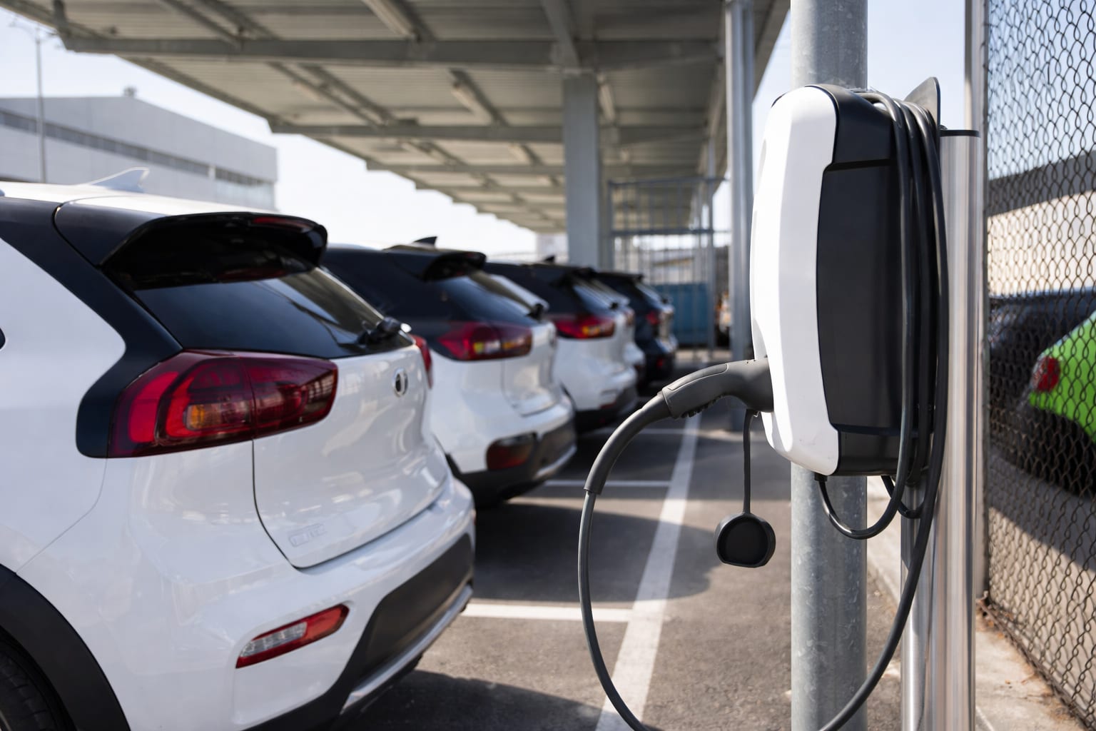 Numărul mașinilor electrice din România a depășit 73000 în iulie 2026