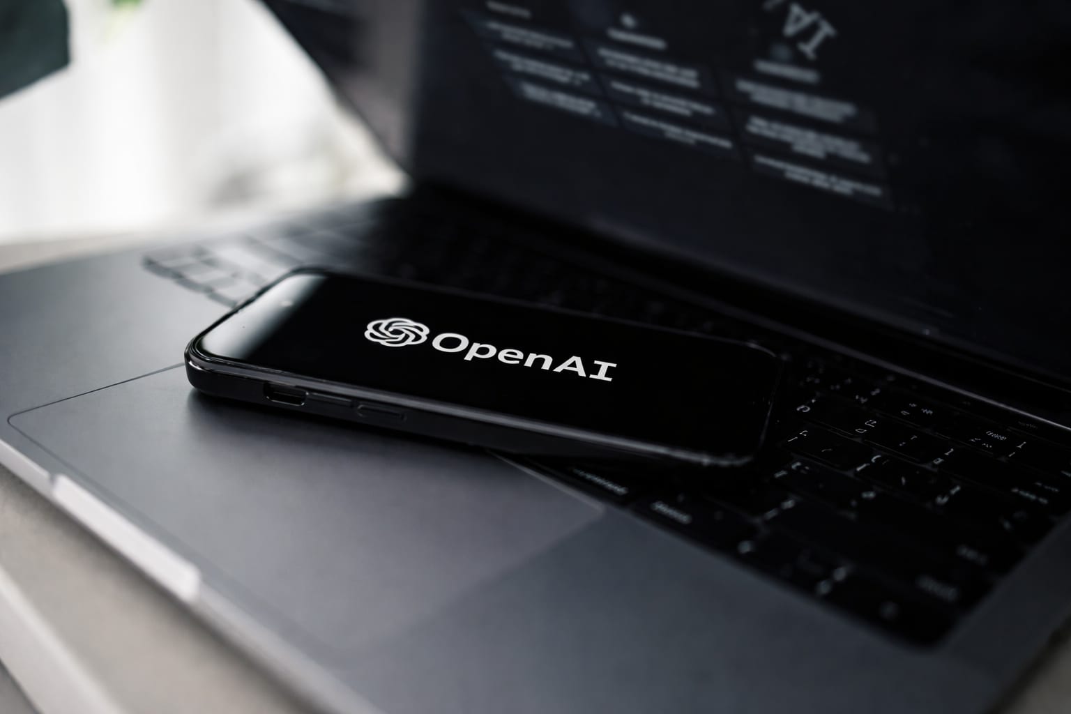 OpenAI alocă 20% din puterea de calcul pentru securitate după un incident cu un agent AI autonom