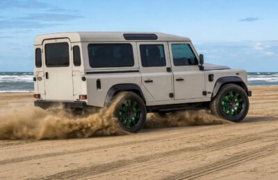 Un Land Rover Defender clasic modificat electric atinge o autonomie de peste 600 de kilometri