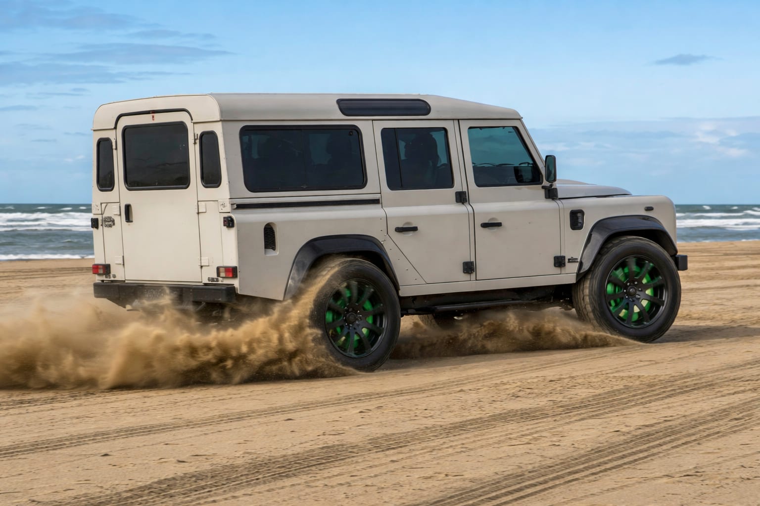 Un Land Rover Defender clasic modificat electric atinge o autonomie de peste 600 de kilometri