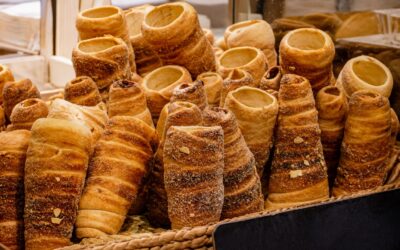 Echipa Borbely Kürtőskalács din Harghita pregătește duminică un kürtőskalács de 25 de metri la Sfântu Gheorghe