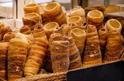 Echipa Borbely Kürtőskalács din Harghita pregătește duminică un kürtőskalács de 25 de metri la Sfântu Gheorghe