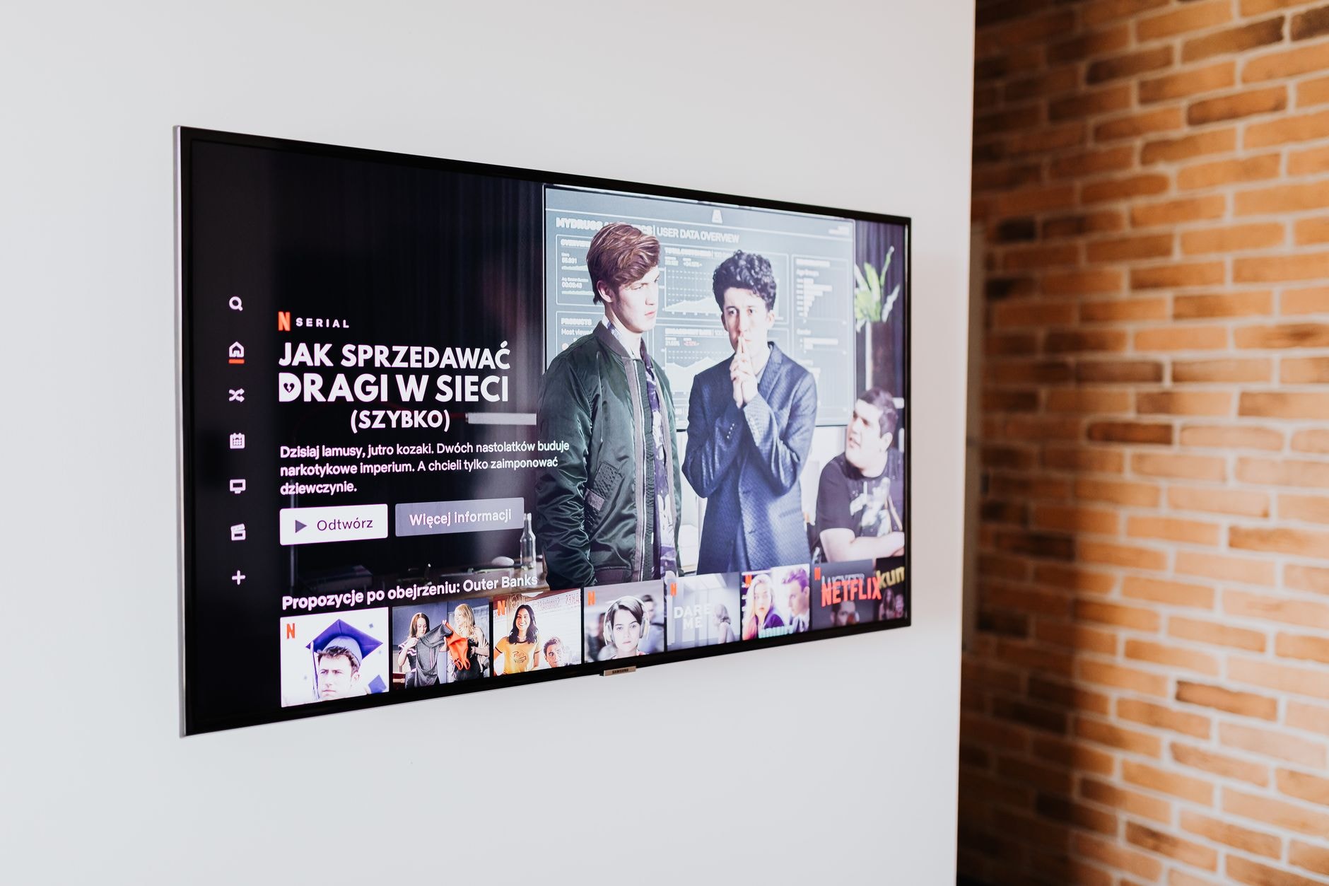 Televizor pornit afişând meniul unei platforme