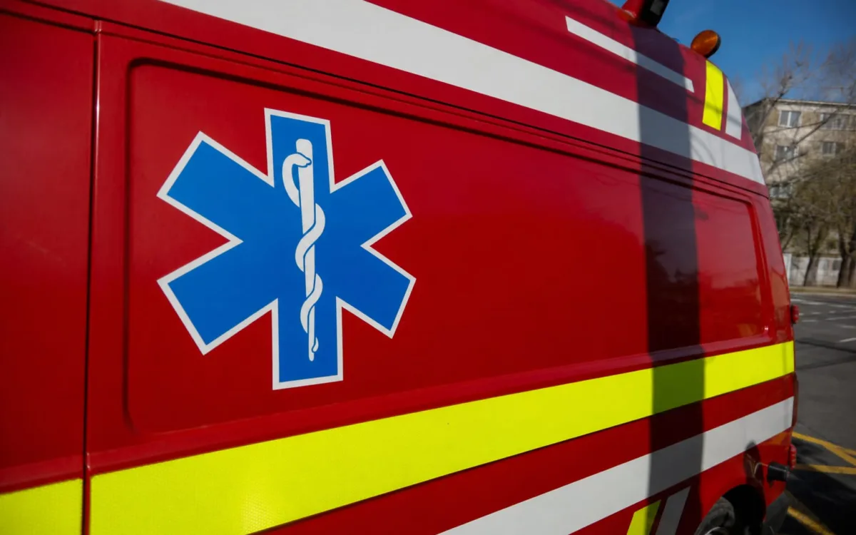 Emblemă medicală pe lateralul unei ambulanțe