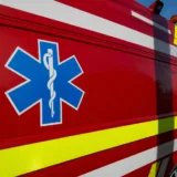 Emblemă medicală pe lateralul unei ambulanțe