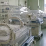 Incubatoare medicale pregătite pentru nou-născuți într-o secție de neonatologie