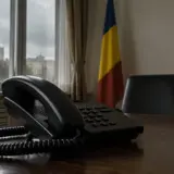 Telefon și steag românesc