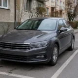 Autoturism parcat regulamentar într-un spațiu delimitat de marcaje albe
