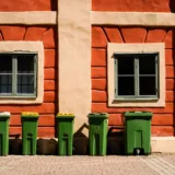 Containere pentru gunoi lângă clădire